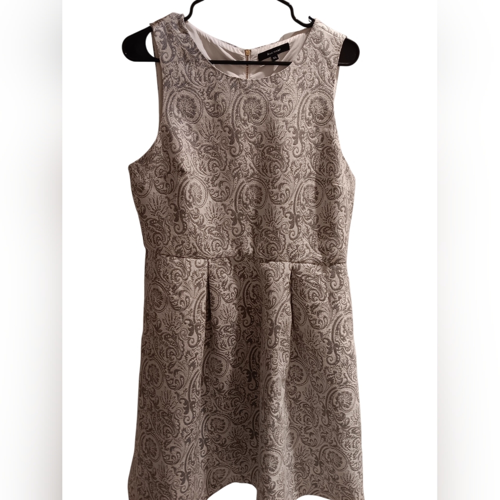 Paisley Sleeveless Dress in Shimmering Silver & White XL "Basic Model" Brand.